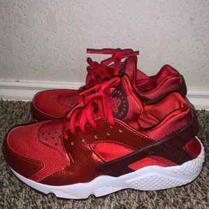 Wmns Air Huarache Run university red